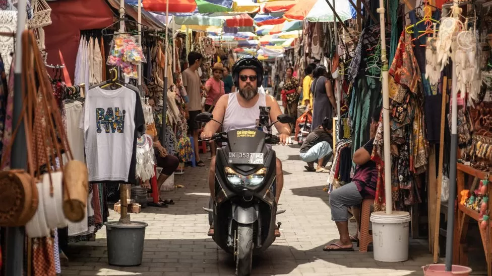 Bali planifikon ndalimin e motoçikletave turistike për shkak të sjelljes së keqe