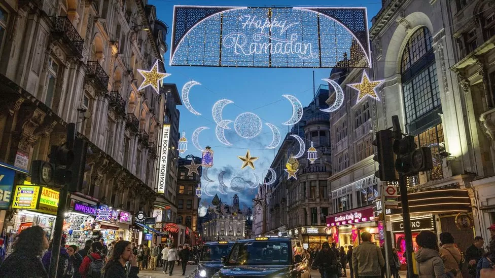 Londra ndez dritat për herë të parë për muajin e shenjtë të Ramazanit