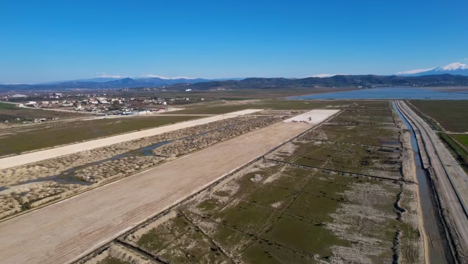 Shqipëri: Aksionet e kushtueshme të aeroportit të Vlorës shiten për një çmim minimal