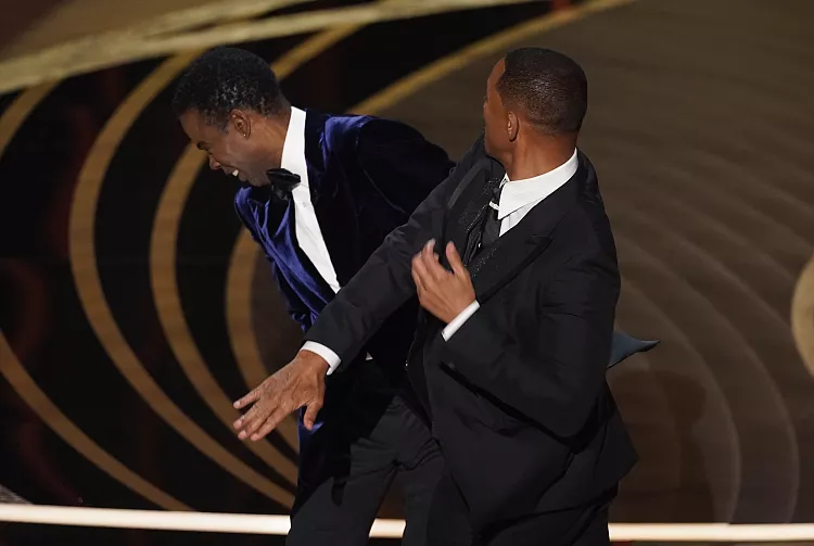 Chris Rock trajton shuplakën e Oscars të Will Smith në shfaqjen e Netflix