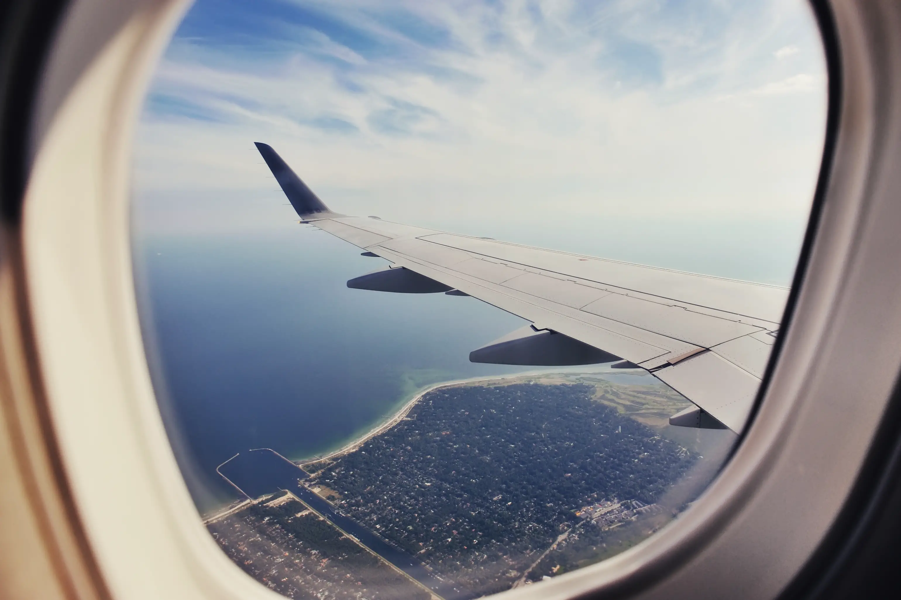 A e dini pse në dritaret e avionit ka një vrimë të vogël?