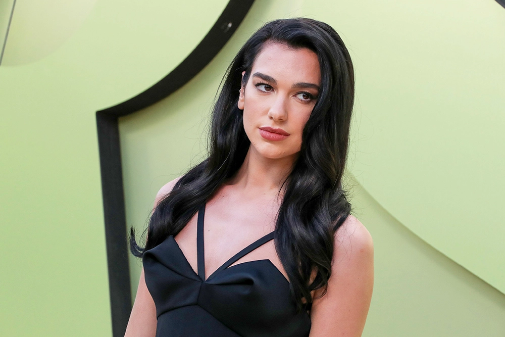Dua Lipa shkëlqen në mesin e yjeve botërore në eventin e “Versace”