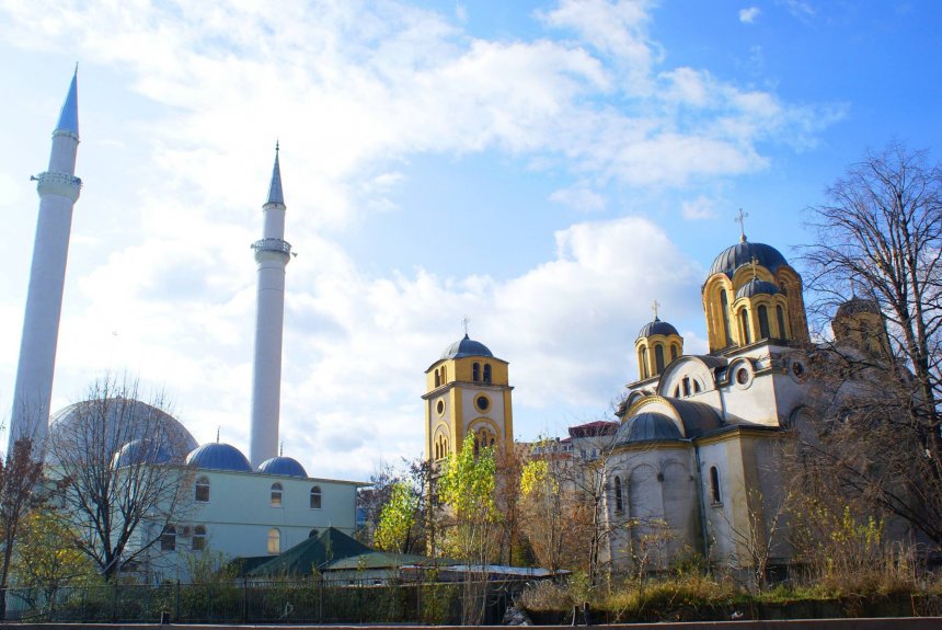 Xhamia dhe kisha në një oborr të përbashkët në Ferizaj