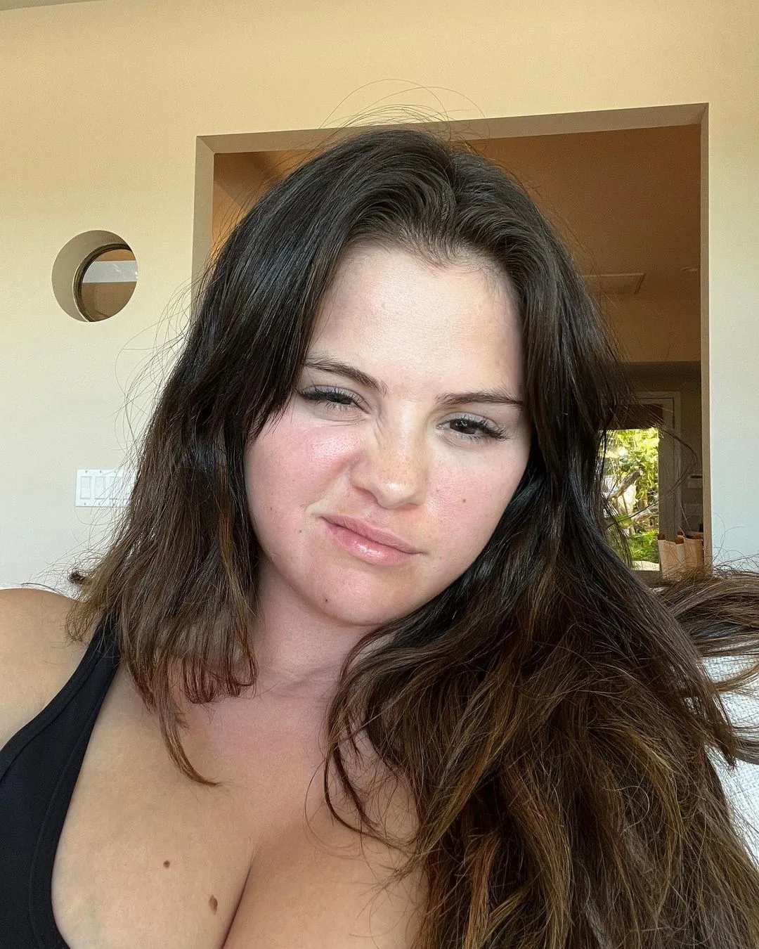 Selena Gomez bën bujë me postimin e fotove pa grim
